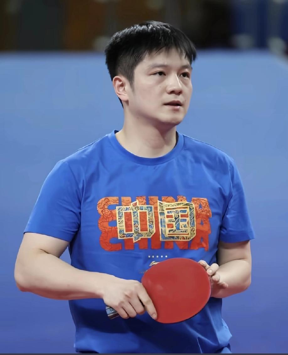 樊振东缺席伦敦世乒赛，不是因为国乒不让他参加，也不是他对国乒没有感情了，而是他自