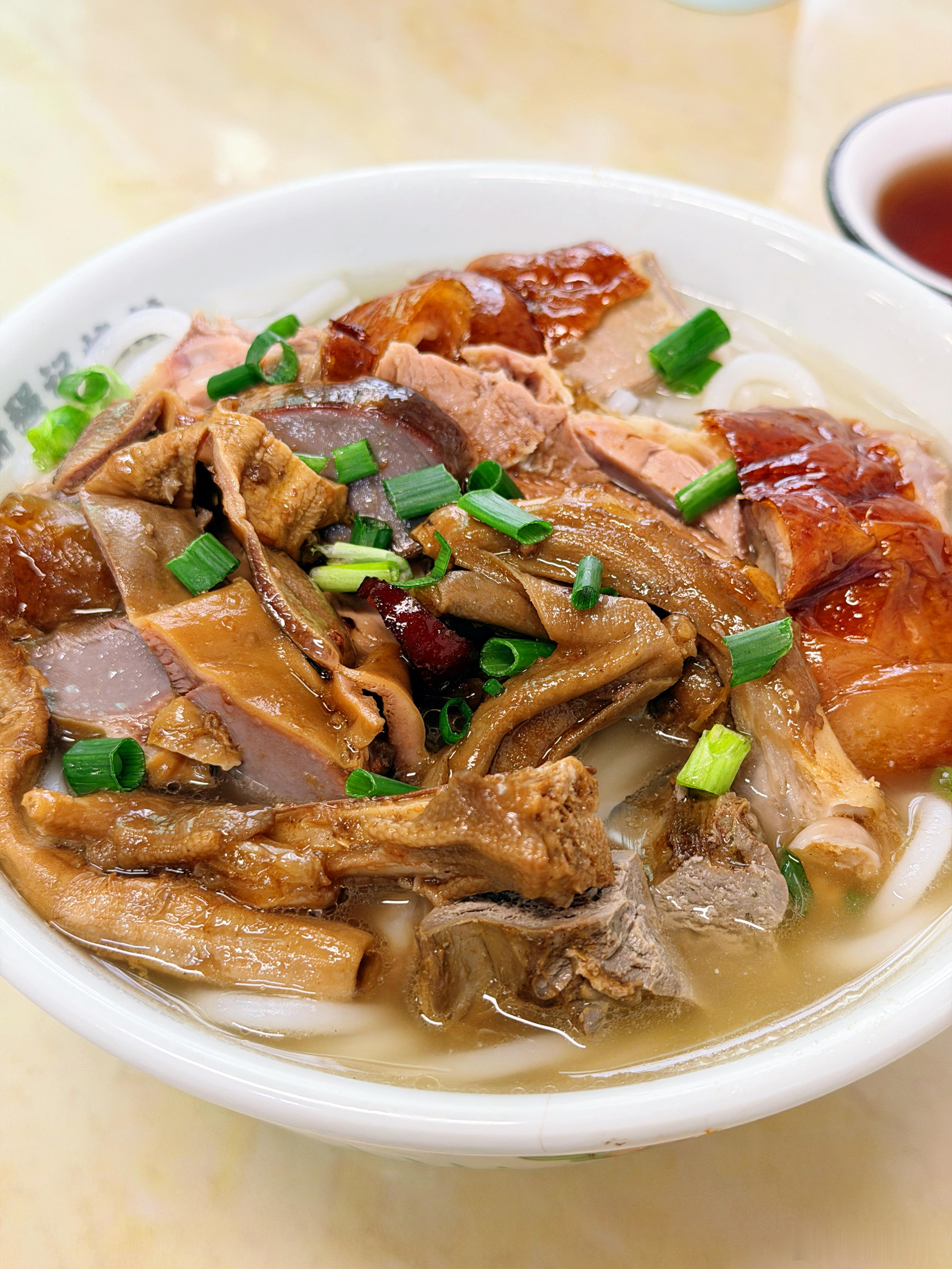 工作结束吃个午饭~靓姨说看我长得好看多加点料从来都是靠实力吃饭的我这会儿颜值终于