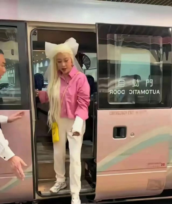 “庆奶”这一身“芭比”装，惊不惊喜，意不意外?其实一点也不意外。虽说晓庆姐已是