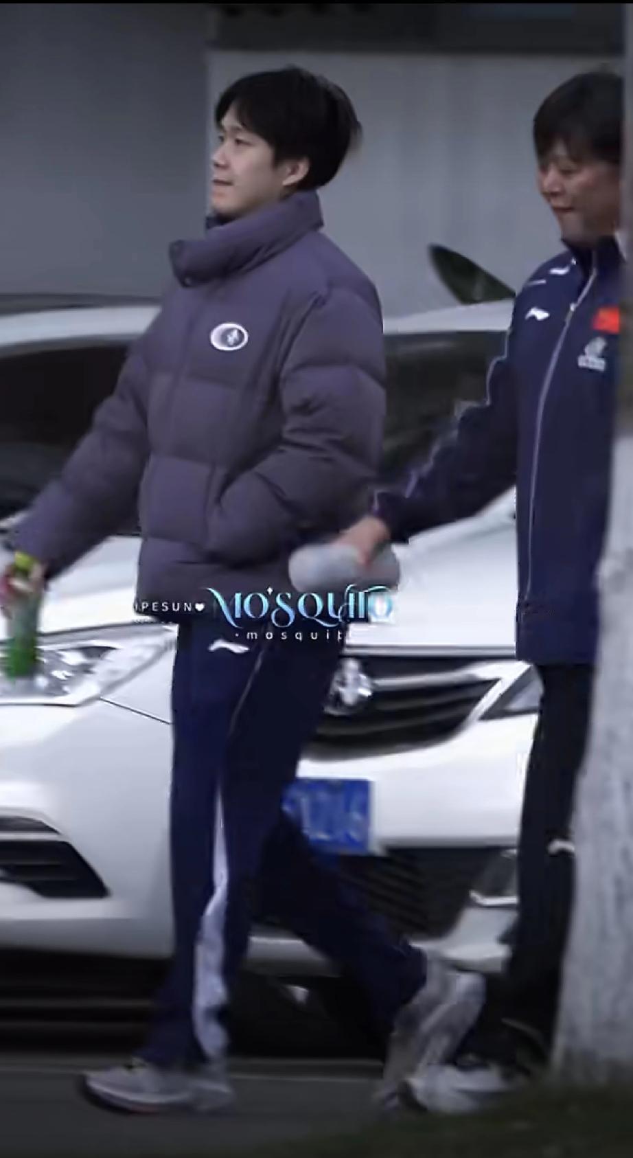 王楚钦放学了[笑着哭]！在成都封闭训练的王楚钦结束训练了，他走出训练馆，后面紧跟