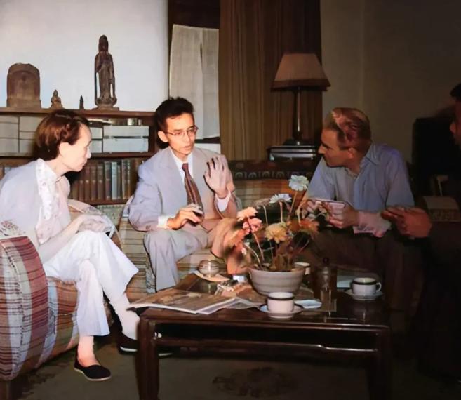 下图是1952年，林徽因在家里接待客人的一张照片。这个客厅，就是冰心暗讽的“太太