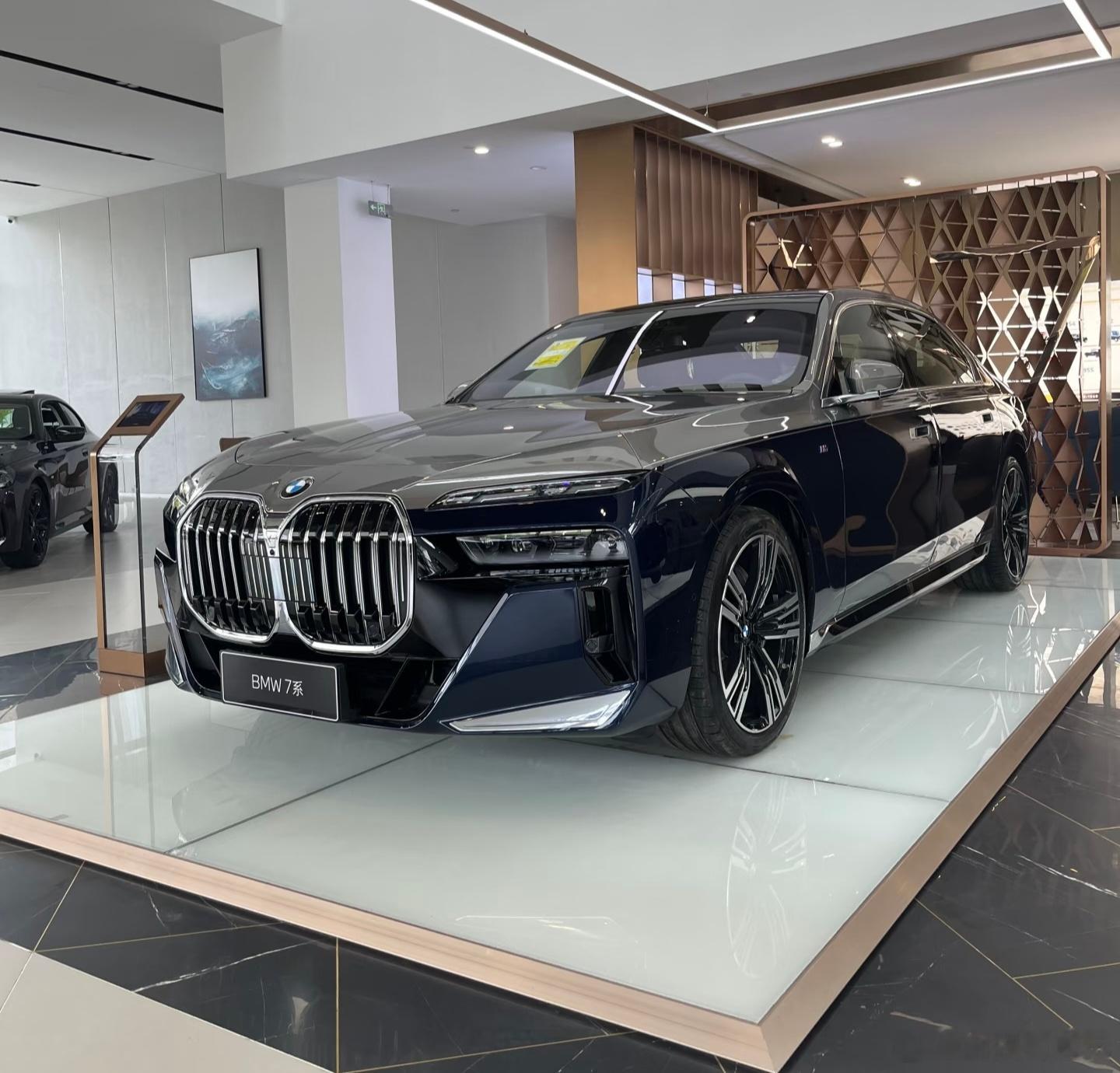 宝马7系降价约27万传统豪华品牌日子不好过，只能通过降价换销量了，这正月都还没过