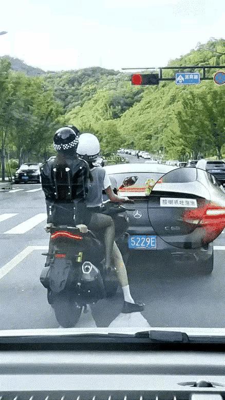 这是什么情况，怎么骑摩托的俩美女突然回头口吐芬芳。