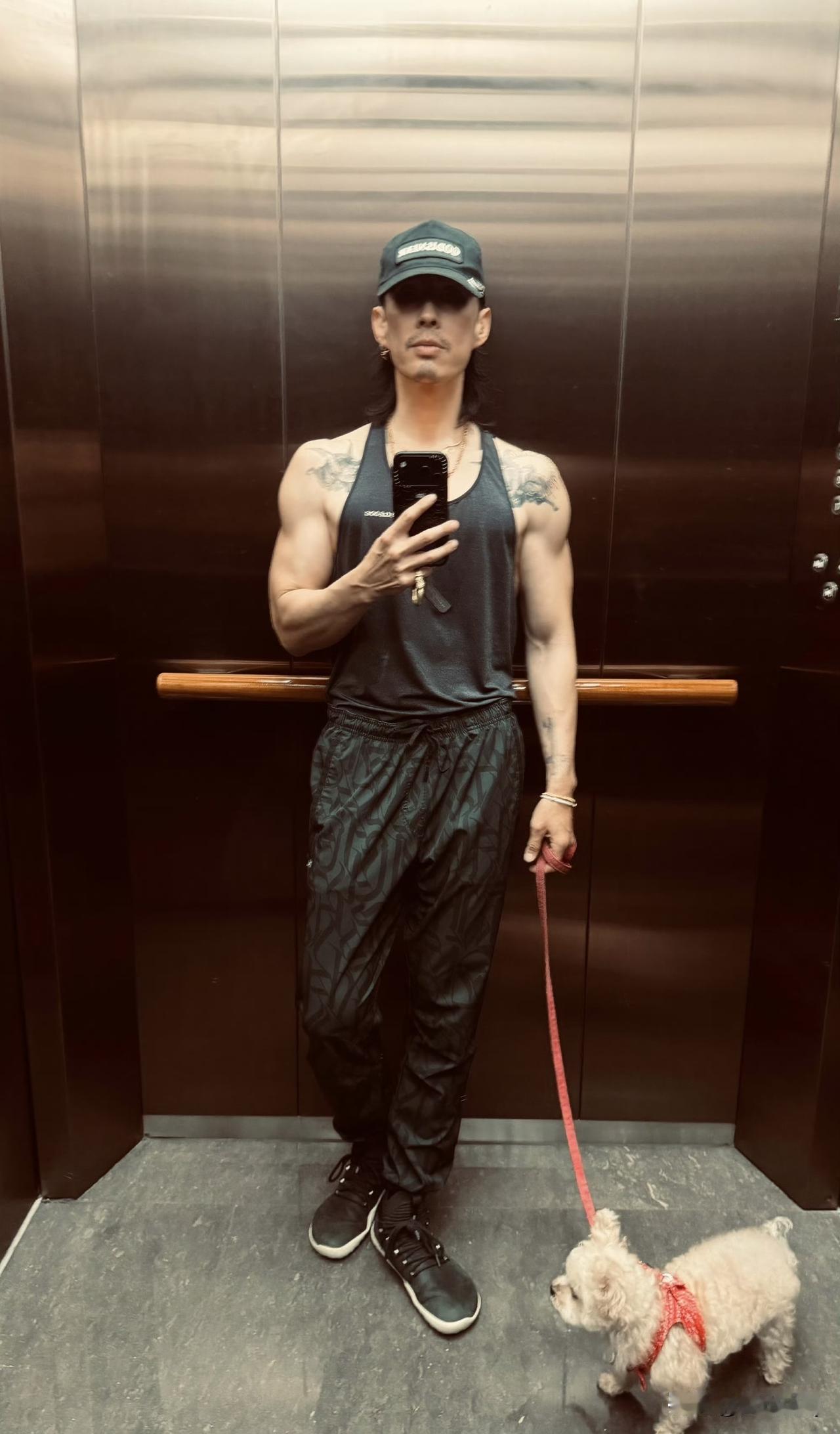 吴建豪在电梯里晒自拍，热爱健身又注重身材管理的他状态并不好，两颊凹陷，暴瘦严重，