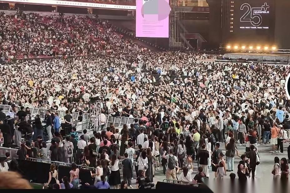 英皇把4号去看演唱会的人坑了，当天的演唱会整体要比3号那天的品质降了不止一个档次