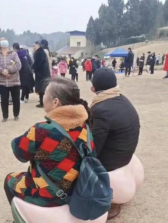 街头巷尾广场公园公交车上