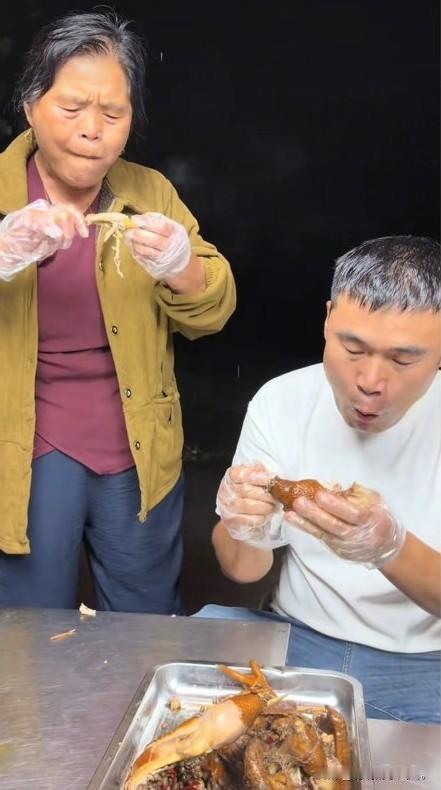 小故事！今天半熟在视频里做麻辣鸡。做出来的鸡看着还不错，可半熟那