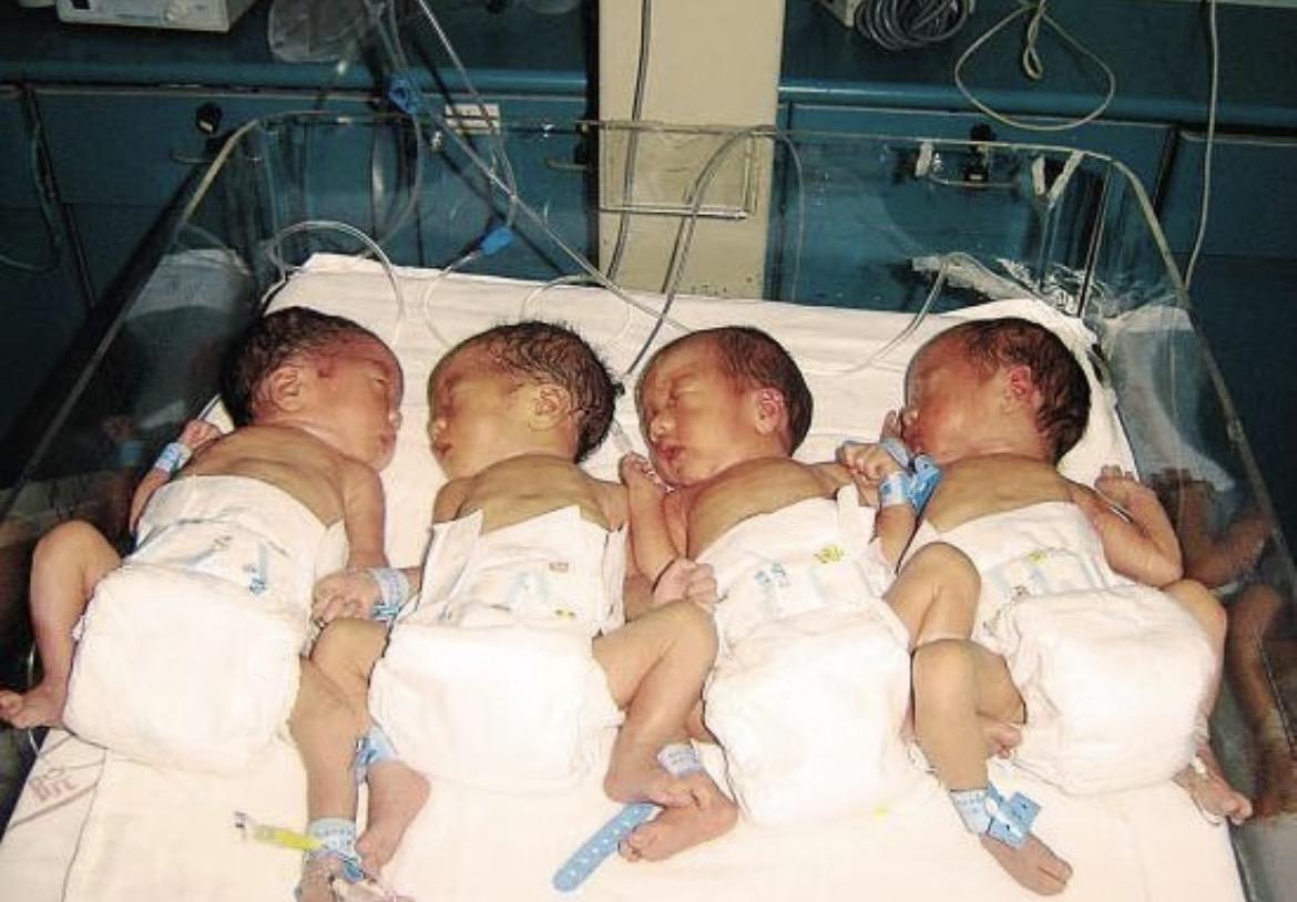 上海一位妈妈产检查出四胞胎，全家开心到不行。生产前，老公在产房外不停念叨，希望
