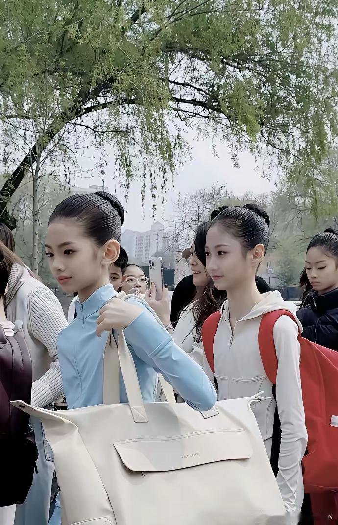 现在艺考也太卷了吧！北电招生现场这俩小姑娘颜值绝了！