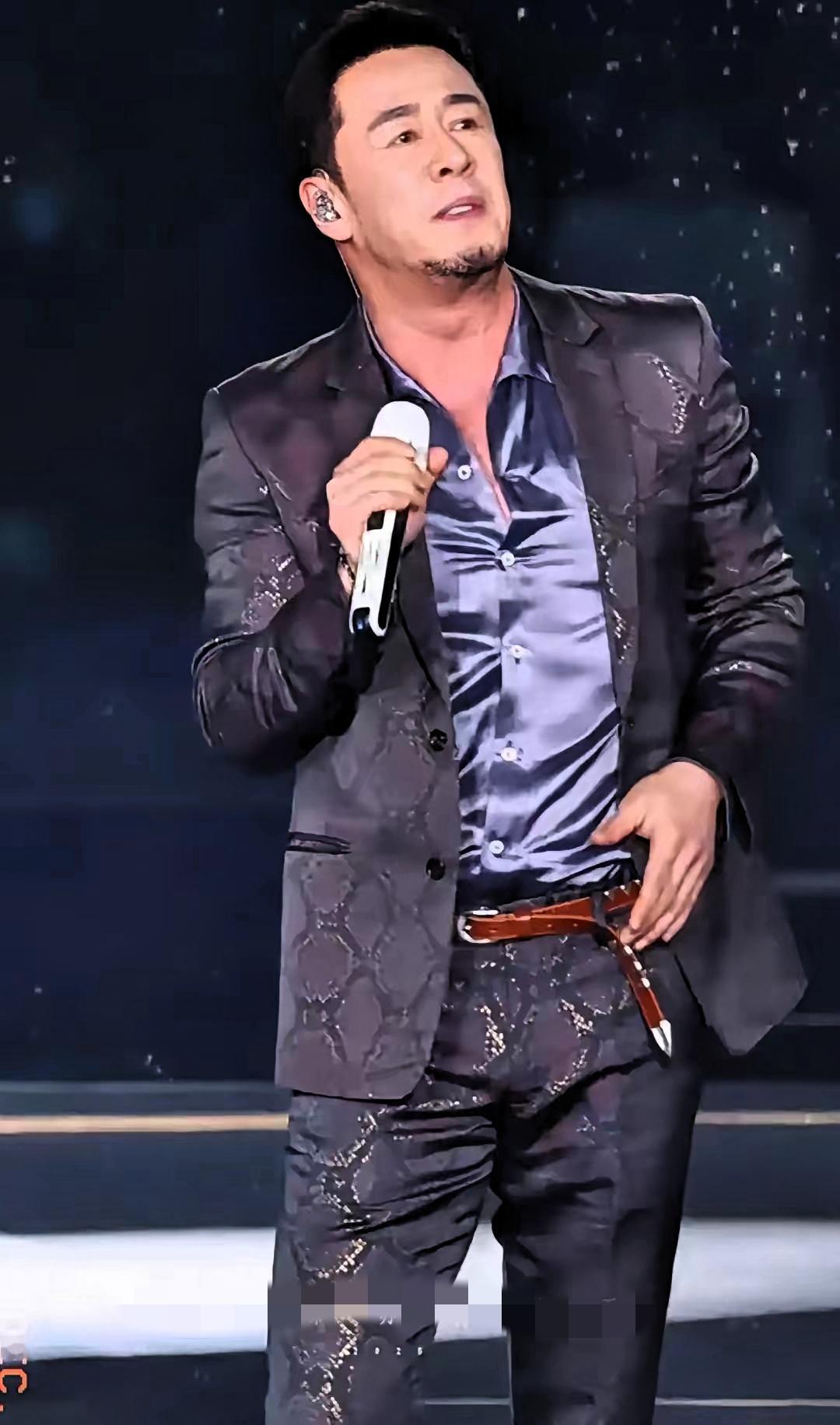 杨坤沈阳演唱会这波操作，真把“尴尬”焊死在舞台上了！唱到一半见前排观众离场，直接