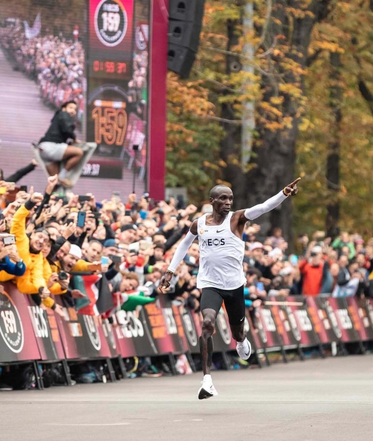 马拉松史上最动人的格局，永远属于基普乔格。伦敦马拉松，惊天巨变！萨维1小