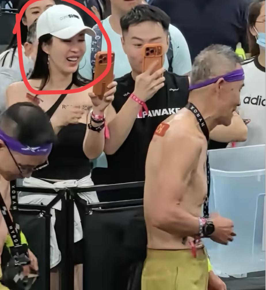 王石参加体能赛，看看妻子田朴珺的表情，她非常开心的大笑，还拿出手机帮王石
