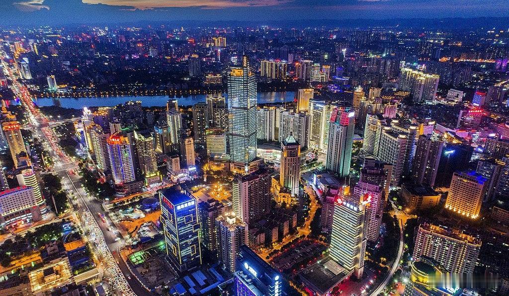 2025年1月，南宁房价均价8873元；2025年2月，南宁房价均价8872元