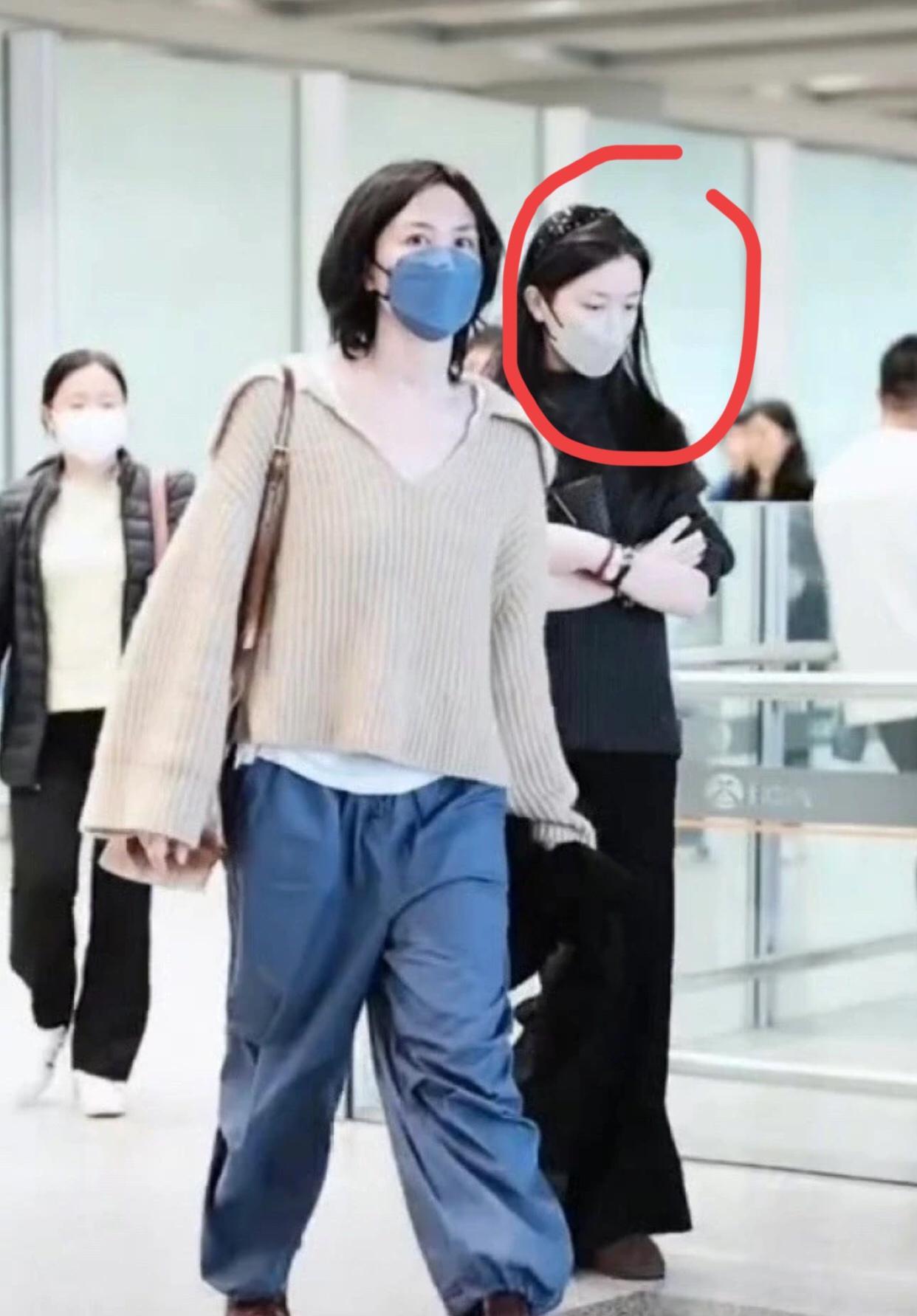 一直好奇，李嫣为什么从小到大都是这么的自信？直到现在，我才明白王菲送女儿去