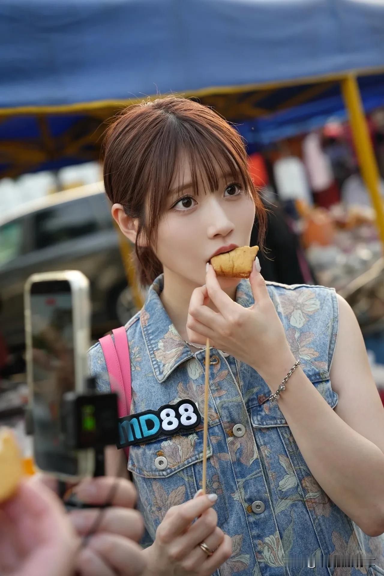 元气少女街头吃甜点，萌化你的心！🍰💖甜笑薄荷少女美食美少女少女心甜点女