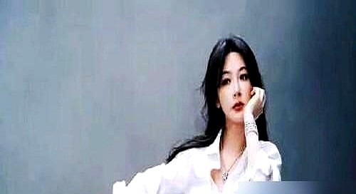 跟肖战对戏，杨紫手心直冒汗，生怕接不住对方的戏。换做别人，早甩出一套合作愉快的公关话术了。但她偏不，