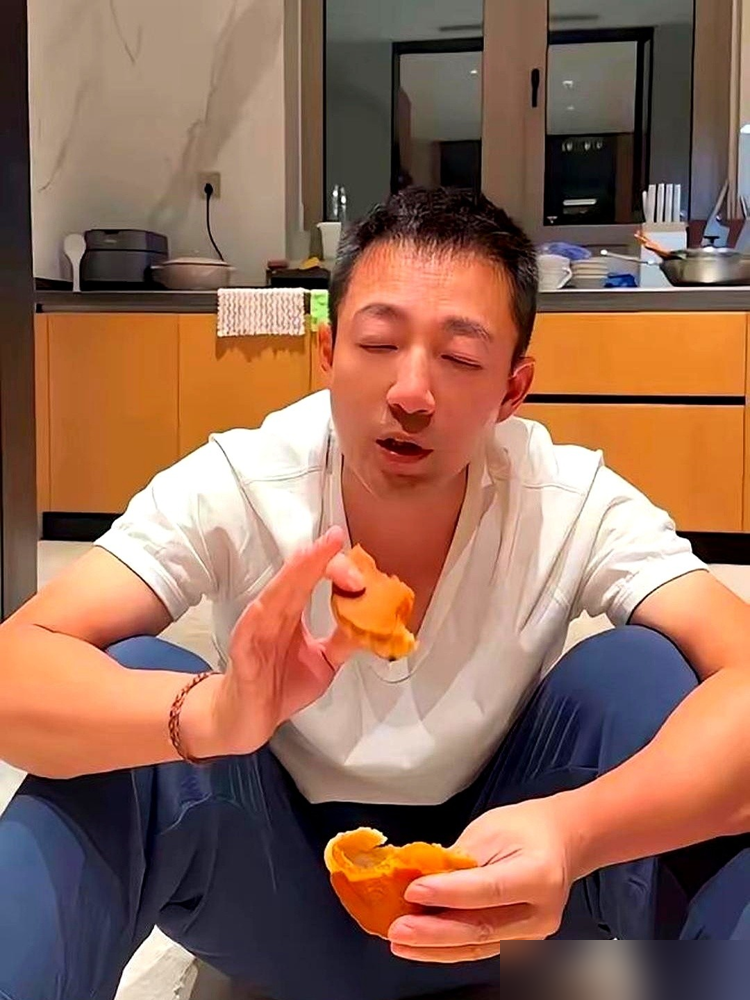汪小菲咬了口月饼，顺嘴就秃噜出一句玥儿爱吃这个馅。直播间瞬间安静了半秒。现任老婆马筱梅反应是真快，立