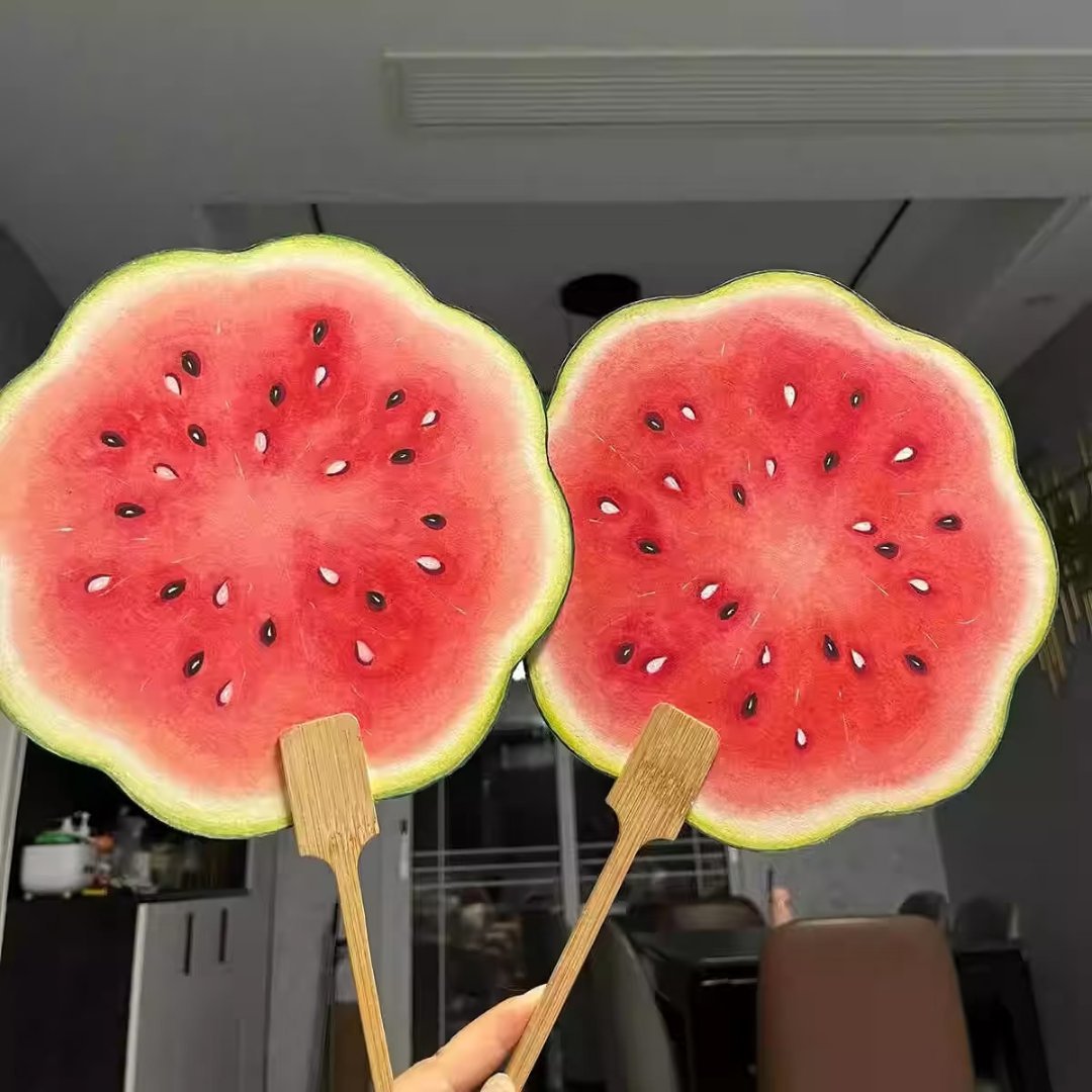 这扇子不错，但是这瓜感觉不保熟啊。