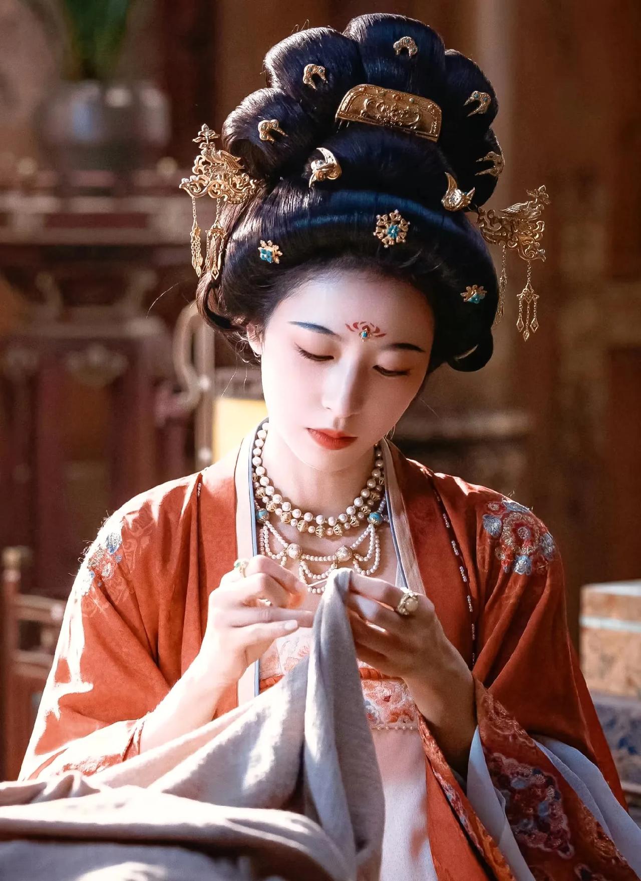 周雨彤之前上过太多综艺，有些综艺观众说，周雨彤不适合演历史正剧，还加那么多感情戏