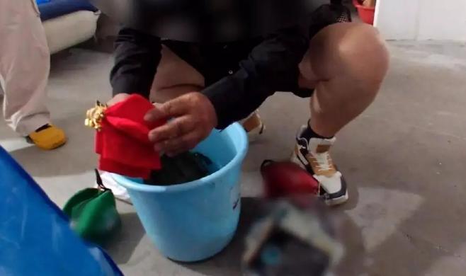 6月23日报道，上海的钱先生在搬家时崩溃地发现，一直存放在家中总价值高达250万