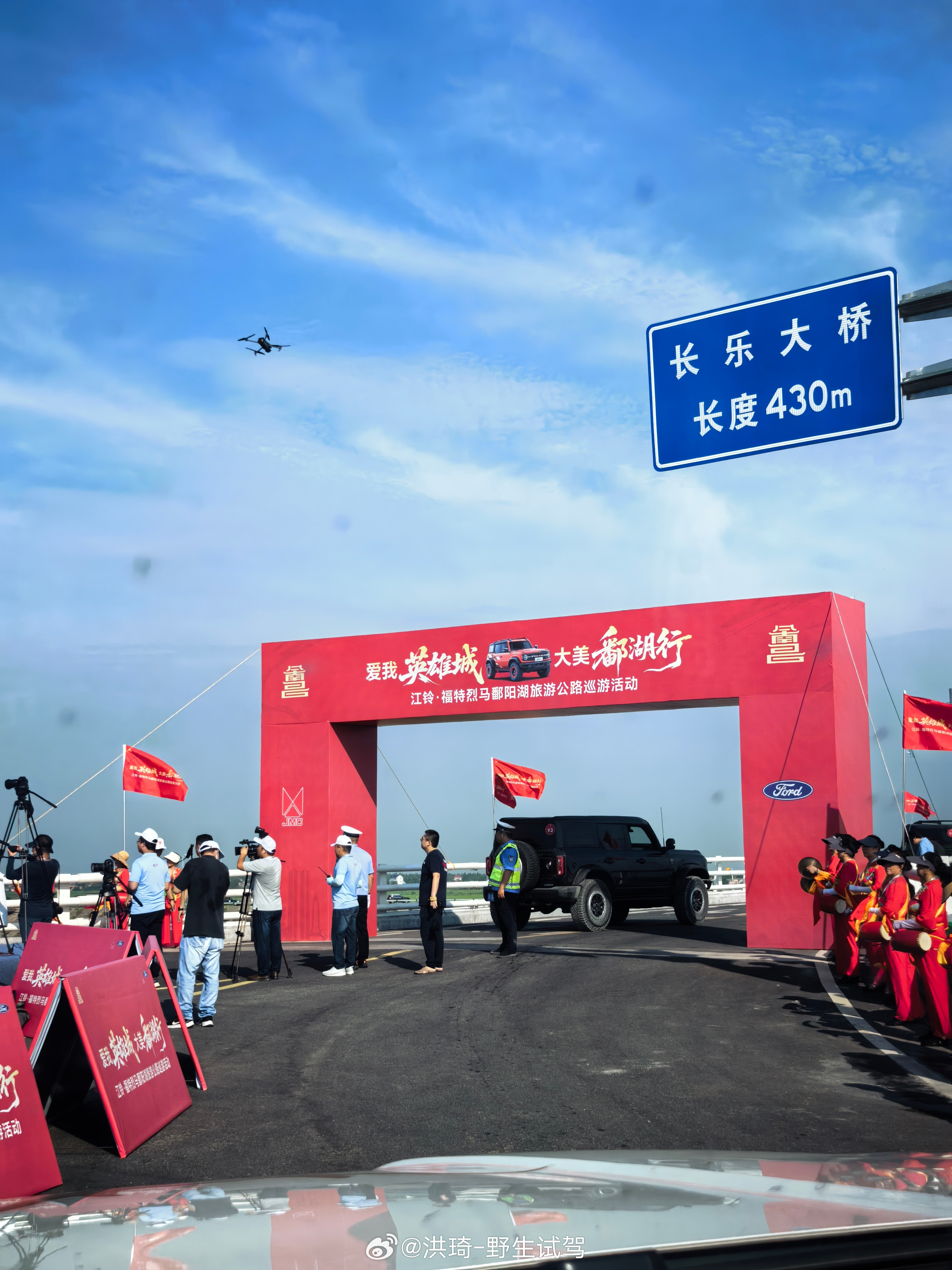 从长乐大桥到海昏侯博物馆，一百多公里的鄱阳湖旅游公路基本沿河堤路走，途径南矶山保