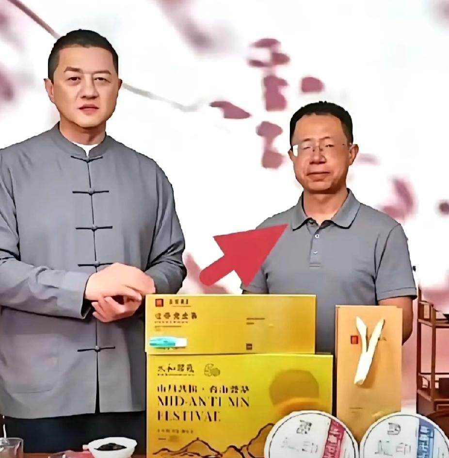 一个人混的有多惨，看他身边站着是谁就知道了，李亚鹏负债几千万，直播间人人喊打，没