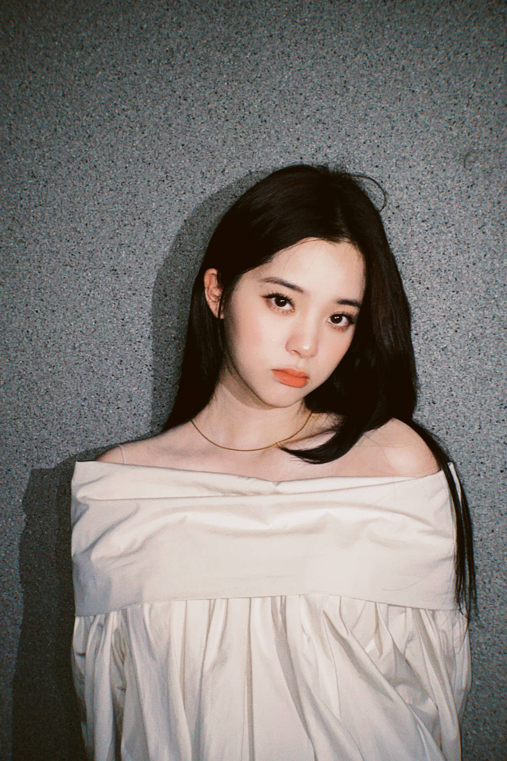 欧阳娜娜夏日少女心事盛夏光影落在欧阳娜娜身上，氛围感直接拉满✨。晚风、柔光、松