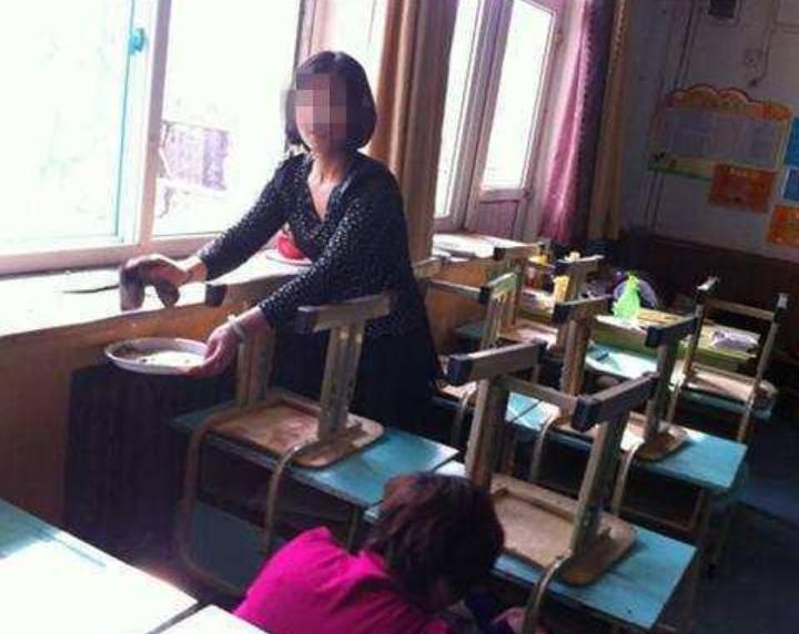 学生家长帮忙打扫教室, 老师拍照后发到群里, 提议家长轮流来打扫