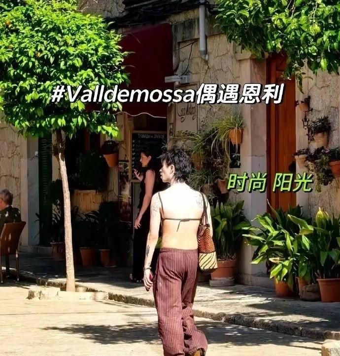 #庾澄庆儿子##恩利肚兜装#庾澄庆和伊能静儿子恩利在欧洲被网友偶遇穿个肚兜就
