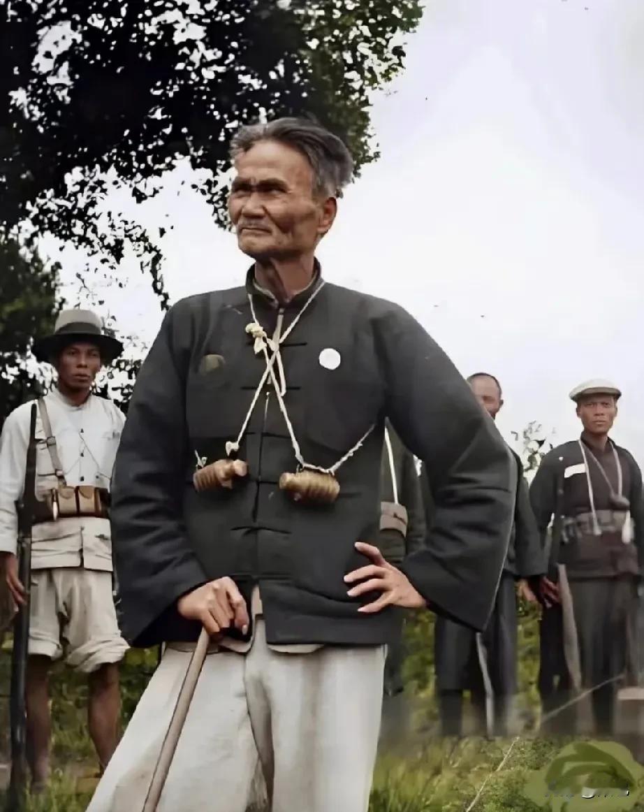 他叫胡祝南，广东中山人，拍下这张照片时，已经70岁。胡祝南本是中山当地颇有名