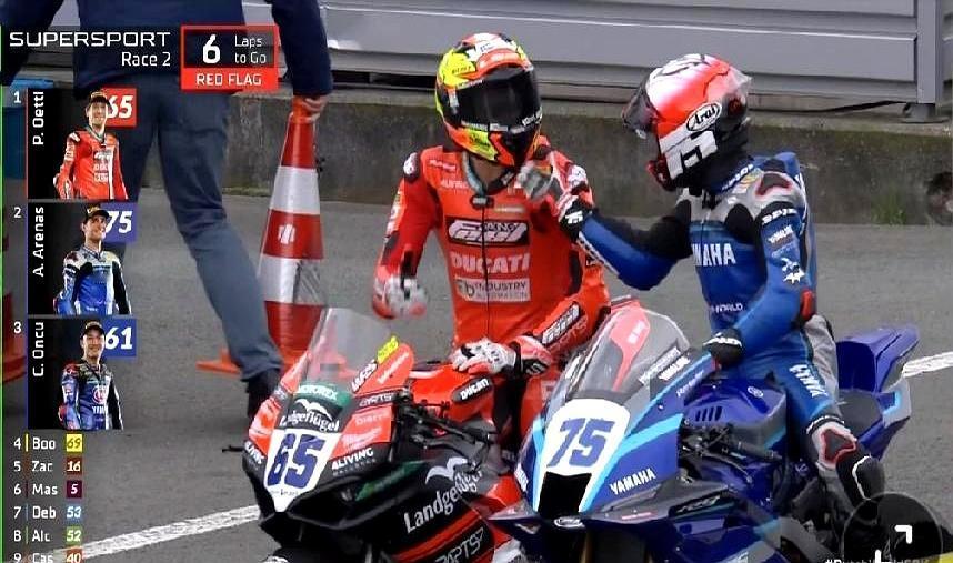 灯灭油门全开时，谁想到会被一面红旗按下暂停键。荷兰站第二回合，5号弯接连出事，