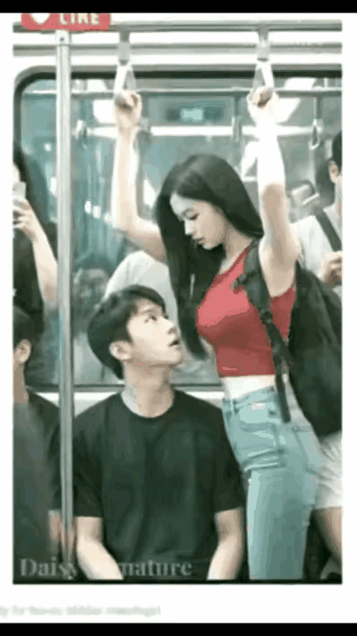 我会不会让呢？这姑娘太养眼了，就这么看着多好啊！似乎姑娘也希望你这么看着吧？如果