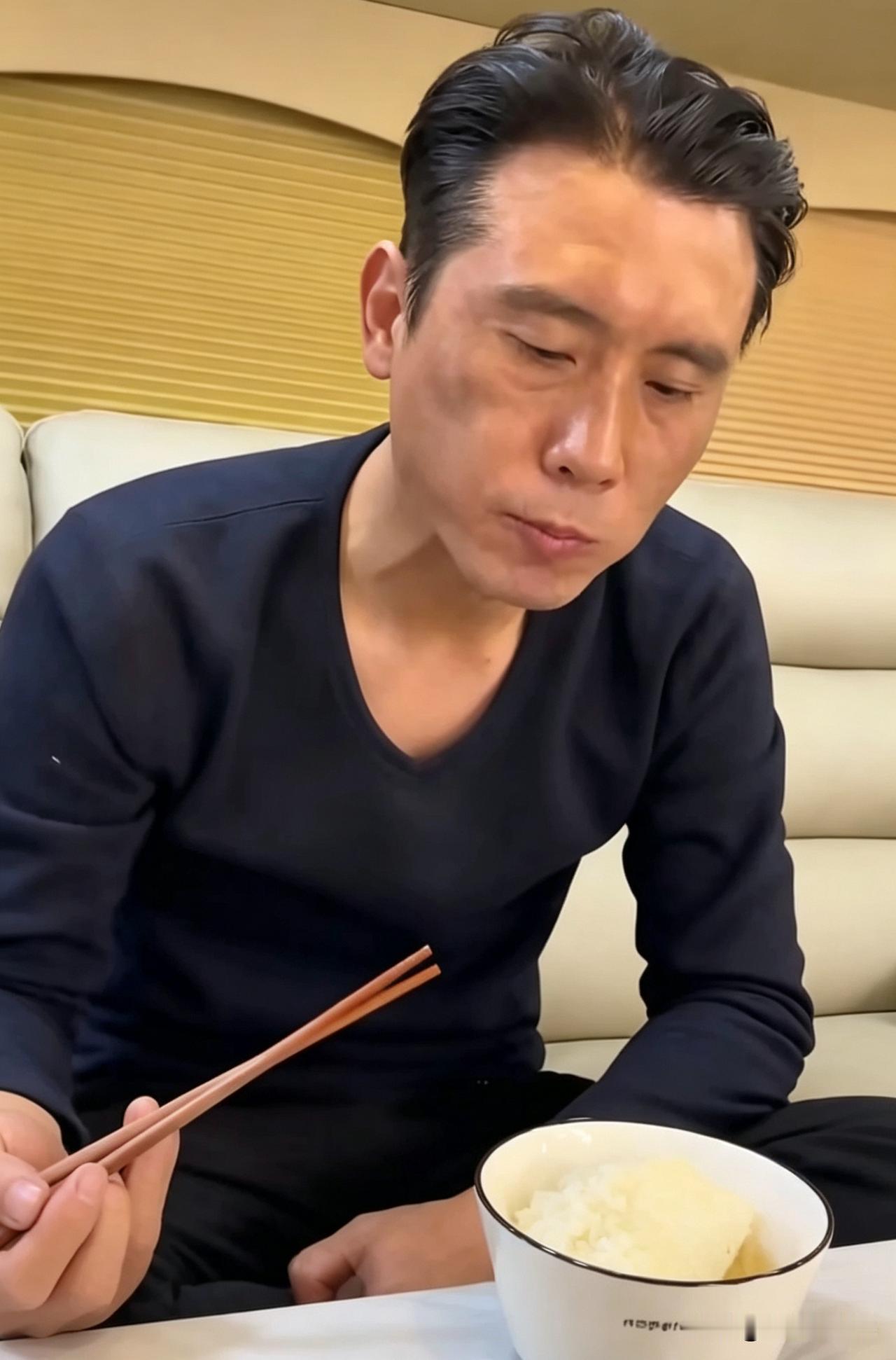 助理问李乃文：“乃哥，你吃饭了。你不是说要减肥吗？”李乃文一边吃，一边向助
