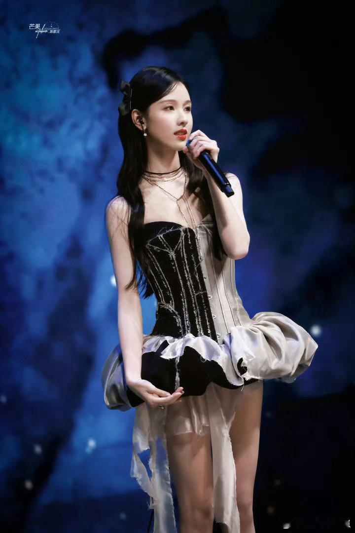 #Jisoo陈都灵winter朴志效撞衫#撞衫早已见怪不怪。同一件服饰落在Jisoo、陈都灵、Win