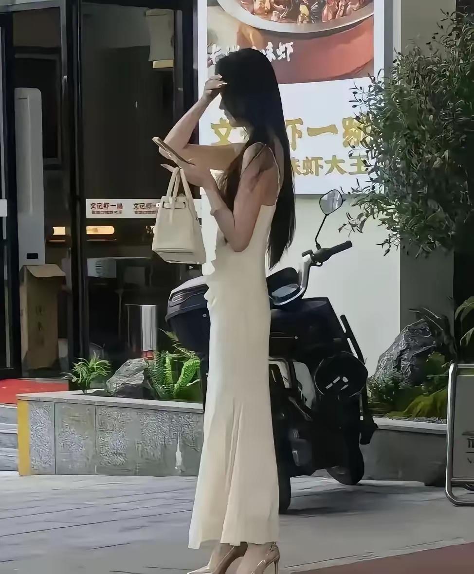 千里奔现的“小三”前一秒还是光鲜亮丽的样子接下来被原配抓现行一顿撕衣暴揍一顿