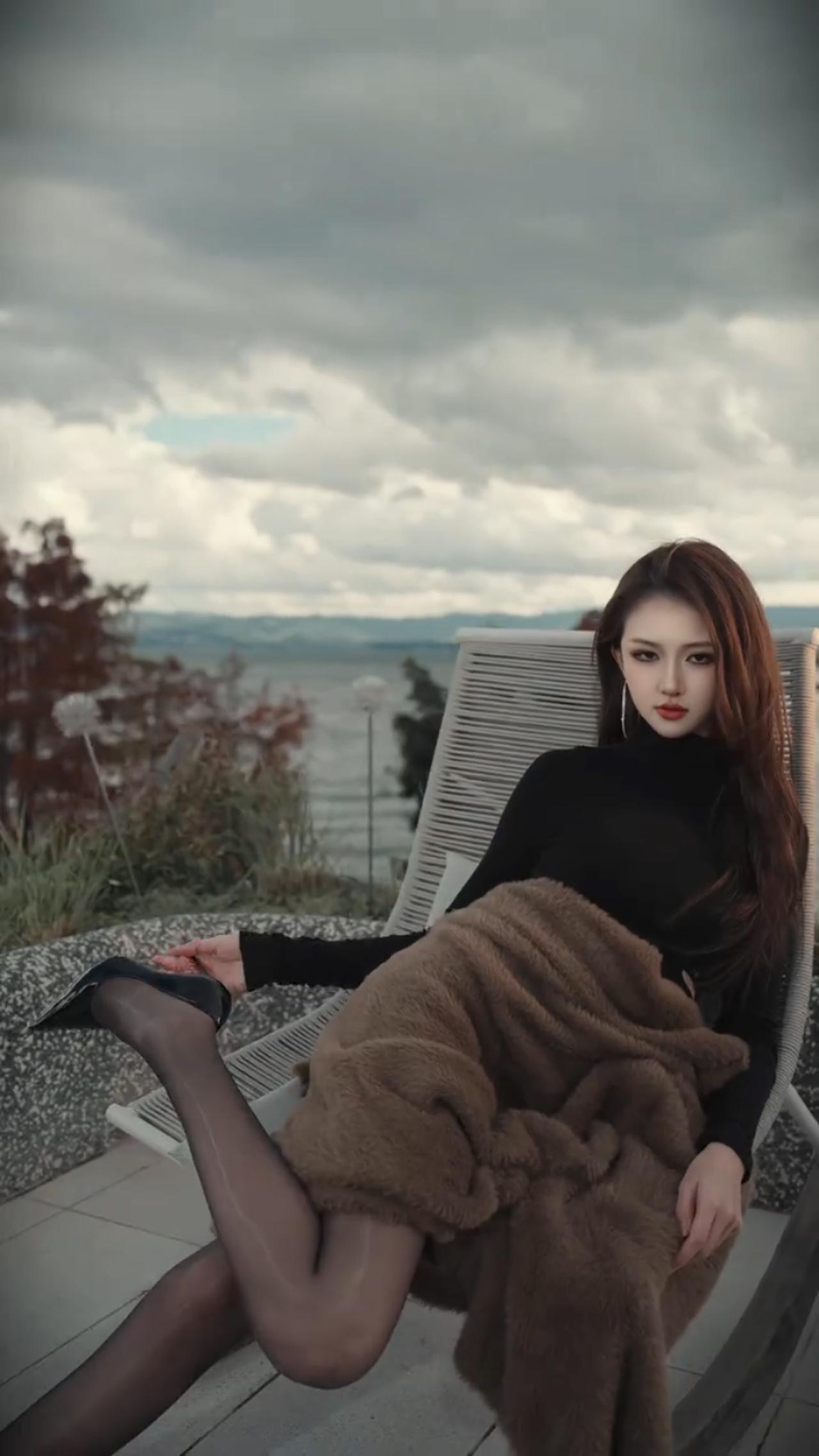 秋日，最适合找个湖边消磨时光。坐在湖边，周围安静得能听见风吹过树叶的沙沙声，阳