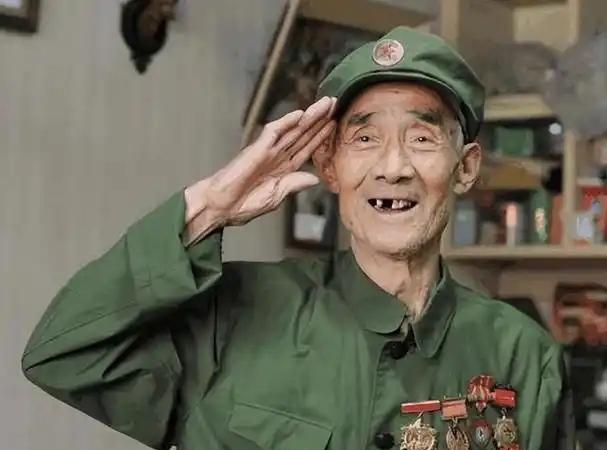 1994年，一个叫冬妮的女子来到第47军“调查”自己的父亲，可是查遍了资料也没找