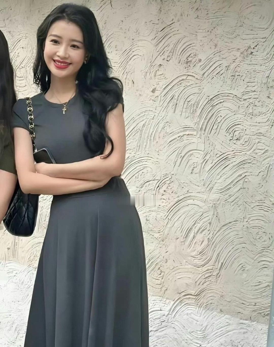 原以为孙怡是很娇小的一只，站在路人旁边却显得高挑​​​
