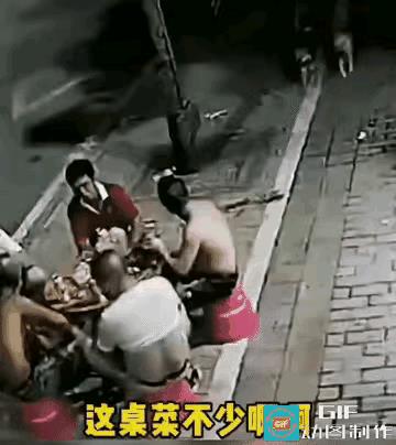 [捂脸哭][捂脸哭][捂脸哭]团伙作案，共同分赃！四条狗狗，看见路边食客酒足饭饱，嘴