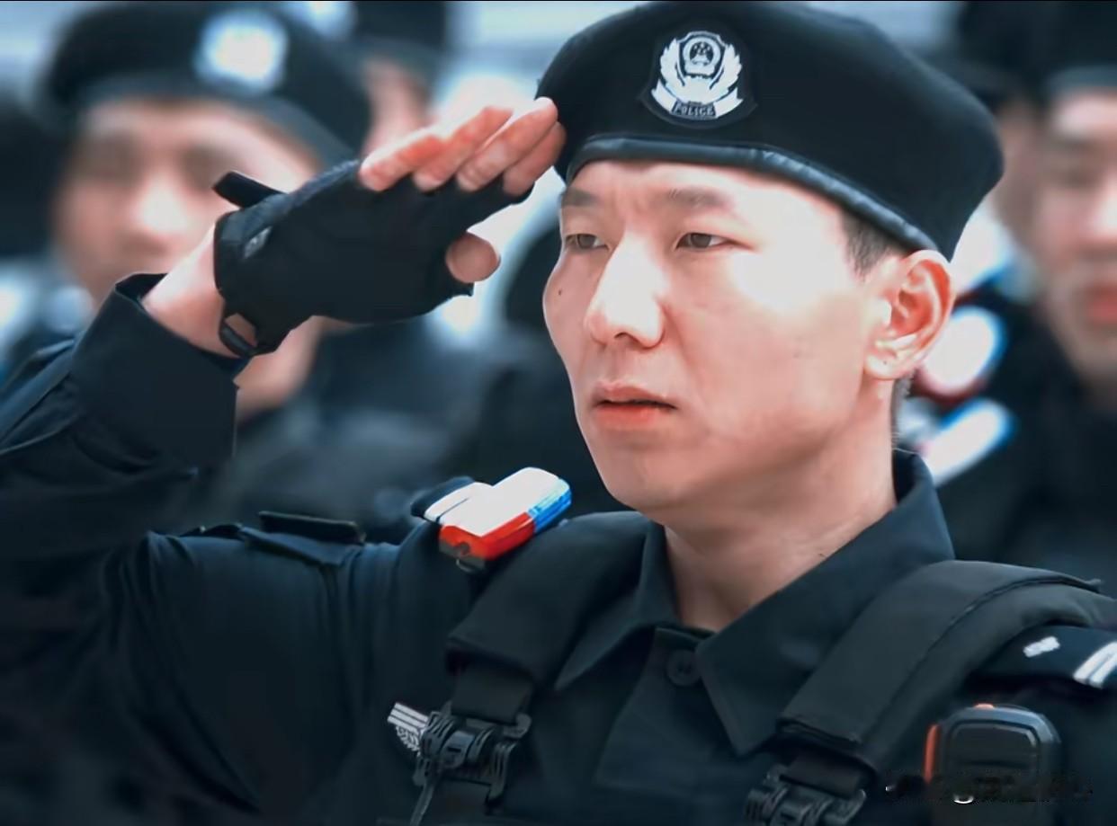 “特警队长阿如那”！这电视剧导演真是个神才啊！不能怪观众喊下架，首先声明咱们对小
