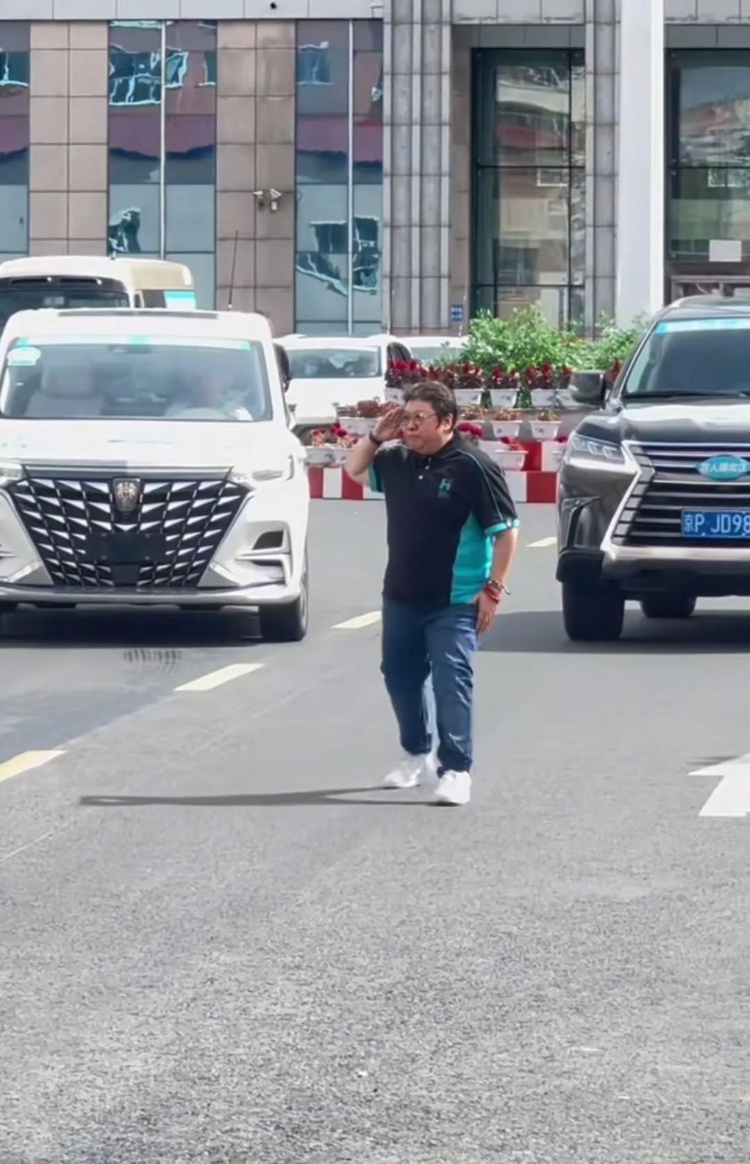 看看韩红这阵仗人家自己能挣，开什么车不犯法吧？关键是看她做慈善干不干净？她要是做