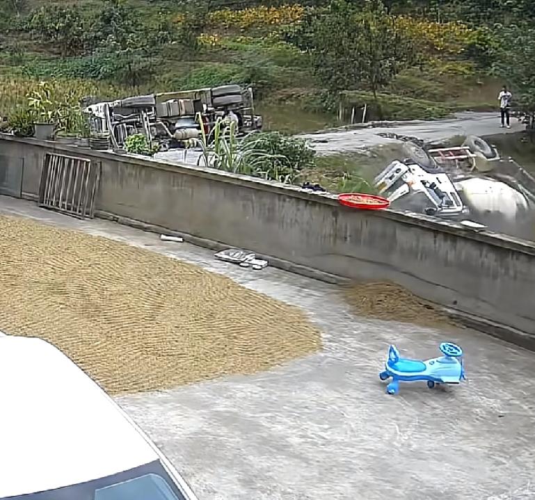 这是怕老大爷一个人孤单吗四川宜宾一个村道最近可是热闹了起来，因是一辆大罐车，在