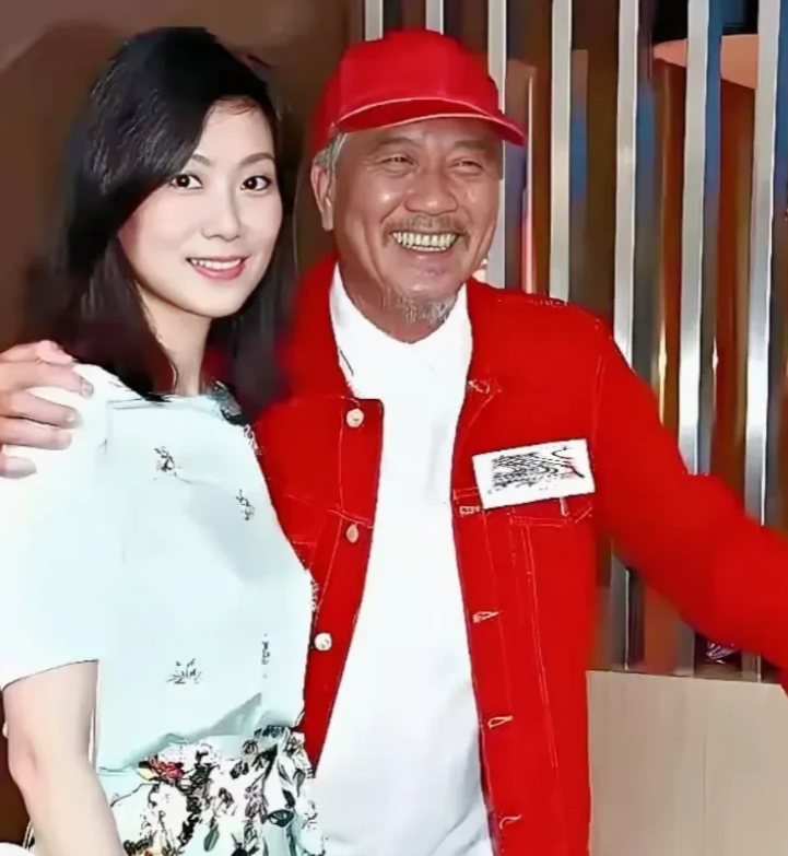 万梓良与老婆同框留影，佳人在怀，何其幸福