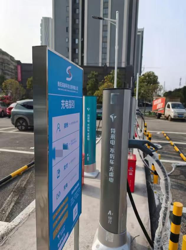 电车买时省钱，油车用着省心，谁买谁知道坑在哪！新能源与燃油车政策差异显著。新能