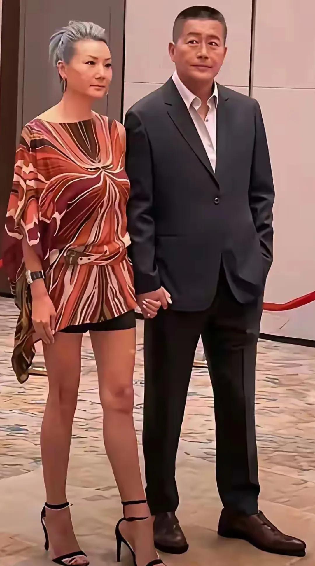 高曙光和小他16岁的二婚妻子，有夫妻相。但现任没有江珊好看。