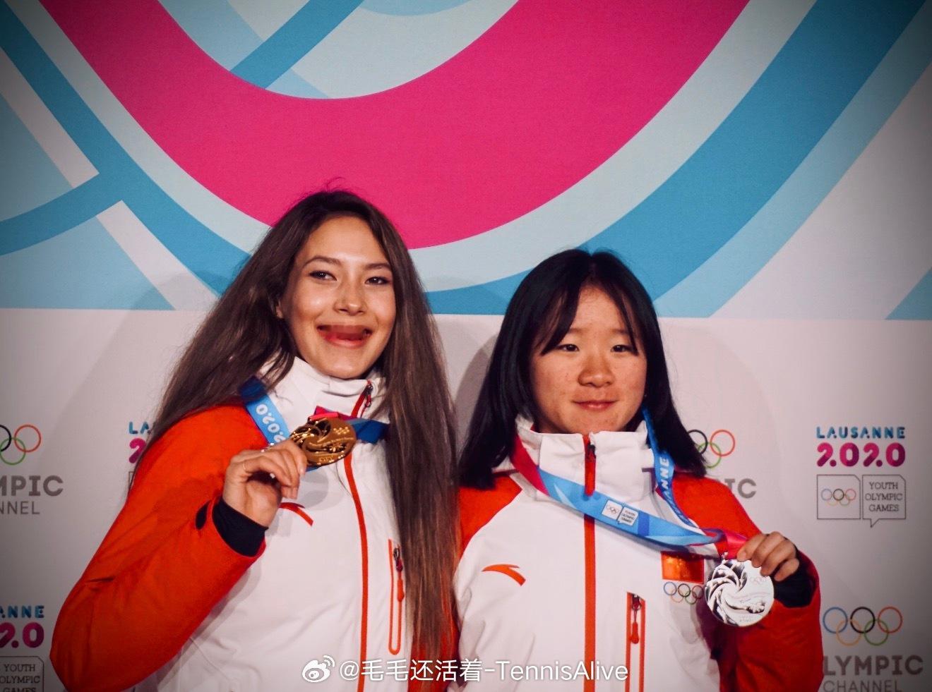 谷爱凌和李方慧复刻了6年前的成绩。当时两人都还没那么有名。王濛祝贺谷爱凌李方慧照