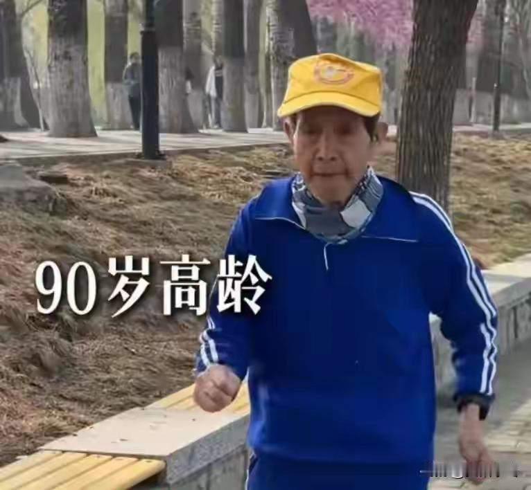 90岁的北京张顺老爷子，还能跑还在跑。张老爷子2022年86岁参加北京马拉松比