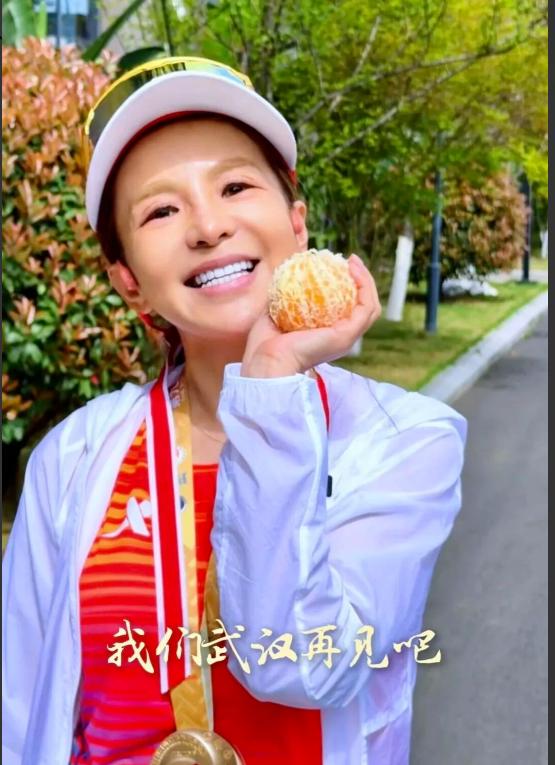 去年无锡半马，2小时13分，PB。今年武汉半马，她又站上了赛道。很多人不知道