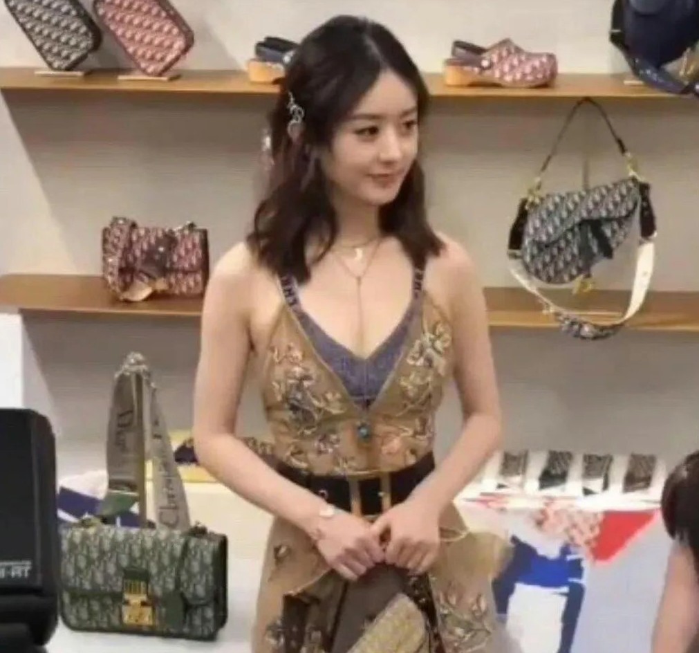 不愧是明星确实很美，这应该是颖宝穿的最性感的一次，身材匀称保养的非常好