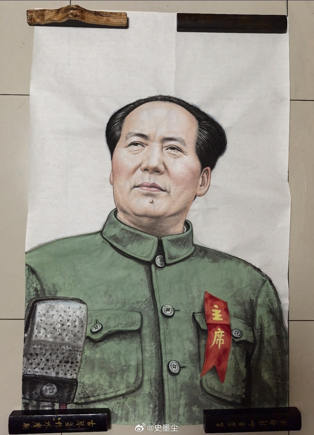 毛泽东同志从韶山冲到井冈山，从窑洞到北京城，毛泽东的一生，似乎永远与农民站在一